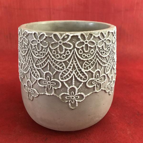 Vaso in terracotta grigio lavorato a mano , con ricami e fiori bianchi.